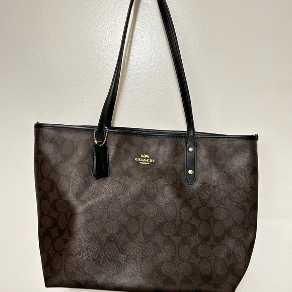 Coach fashionable tote, every day bag, women’s accessory, affordable fashion - Picture 5 of 7